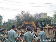 违建棚子设废品收购点侵占消防通道，东湖高新城管将其拆除消除隐患